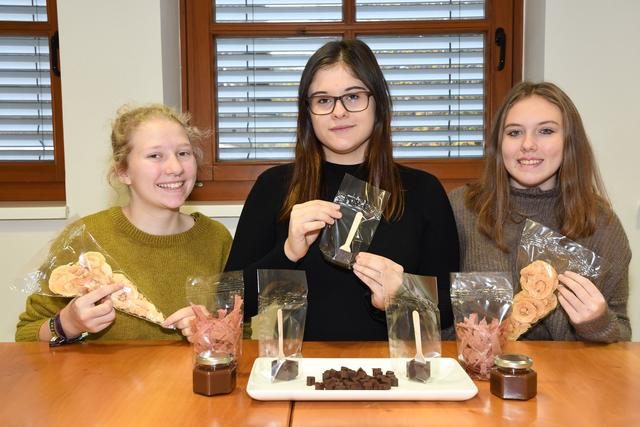Die Personen v. l.: Die drei Geschäftsführerinnen Rebekka Reisenbauer, Nicole Berger und Lisa Weinzetel präsentieren die Produkte der Juniorfirma.