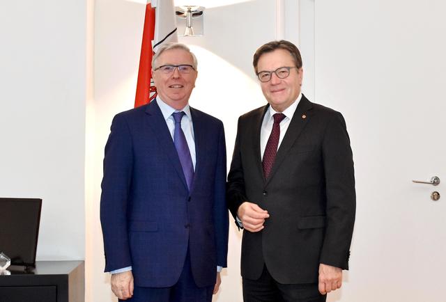 LH Günther Platter begrüßte heute, Mittwoch, EU-Koordinator Pat Cox in seinen Amtsräumlichkeiten im Landhaus.