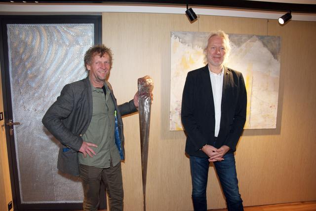 Anton Amort (Skulpturen) und Peppi Spiss (Malerei) stellen bis Ende der Wintersaison in der Raiffeisenbank St. Anton am Arlberg aus. | Foto: Othmar Kolp