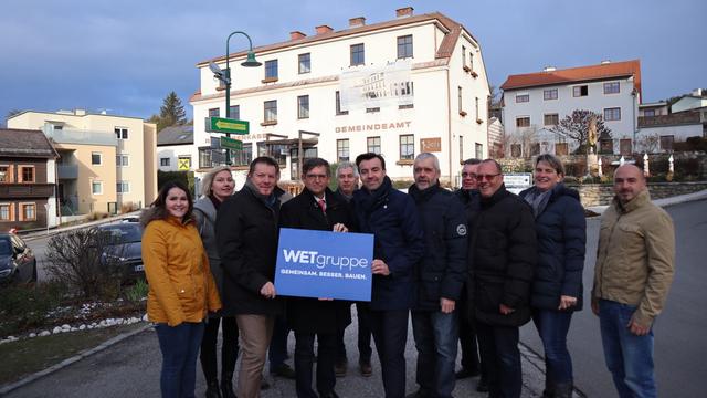 Margit Grill, Friseurin Nici Pürbauer,  Raiba Mitarbeiterin Petra Trimmel, Bürgermeister Manfred Grundtner, Ing. Franz Rennhofer, Christian Rädler, Vizebürgermeister Hubert Schwarz, Werner Lukas, GR Renate Vollnhofer, AL Christian Grill, GR Franz Grill. | Foto: WET