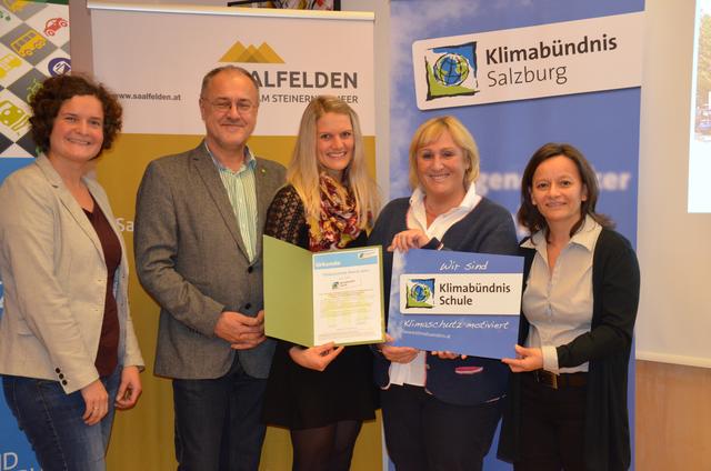 Sabine Wendtner (Klimabündnis), LAbg Josef Scheinast mit Theresia Zehentner und Sigrid Breitfuß  von der Volksschule Maria Alm sowie Gerlinde Ecker (Klimabündnis).  | Foto: Klimabündnis Salzburg