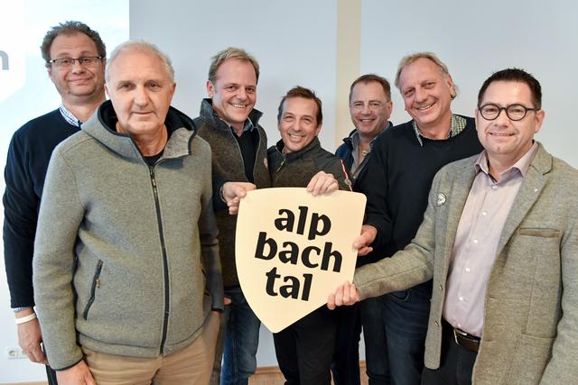 Der Vorstand des TVB Alpbachtal präsentiert die neue Wort-Bild-Marke: v.l.: Johannes Duftner (Obmann), Konrad Margreiter, Hansi Rieser, Reinhard Hacker, Hannes Neuhauser, Andreas Brunner, Markus Kofler (Geschäftsführer).