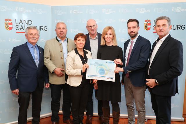 V.l. Konrad Schupfer, Josef Flatscher, Ursula Hemetsberger, Bernhard Kern, Sarah Reiter, LR Stefan Schnöll und Johann Mühlbacher
  | Foto: Land Salzburg/Franz Neumayr