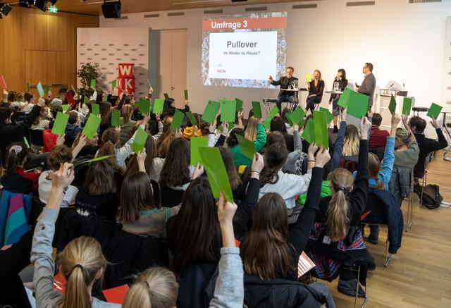 Bei der Präsentation im Festsaal der Tiroler Wirtschaftskammer konnten die Schüler ihre Meinung kundtun und über verschiedene Themen abstimmen.