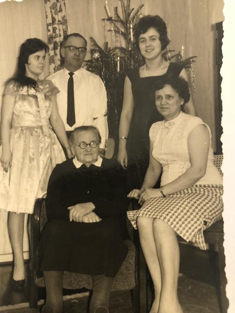 Das erste gemeinsame Weihnachten nachdem die ganze Familie wieder vereint war und aus der DDR gezogen war.