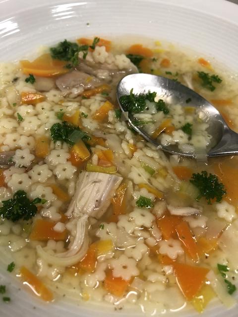Passend zur kalten Jahreszeit kochten die Kleinen Küchenhelden eine Hühnersuppe. 
