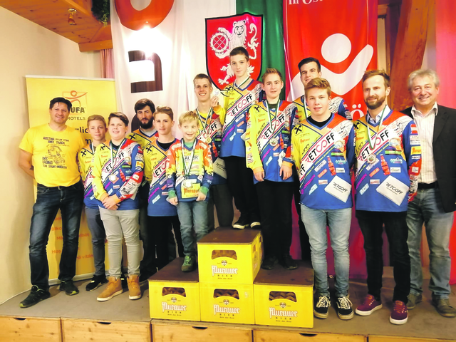 Das erfolgreiche BMX-Team Mühlen bei der Landessiegerehrung mit Obmann Andy Kogler (1. v. l.) und Bürgermeister Herbert Grießer (rechts).