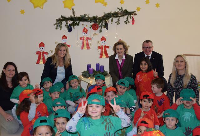 Eröffnung Kindergarten Kaiser-Max-Straße Hall in Tirol: Alexandra Strommer, Leiterin Angela Flock, Bürgermeisterin Dr. Eva Maria Posch, Landesrat Mag. Johannes Tratter, Amela Kovacevic.
| Foto: Stadt Hall