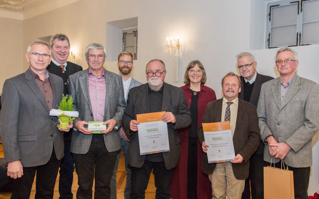 Die Mitglieder des Friedhofausschusses der Pfarre Hartberg rund um Josef Lind im Kreis der Gratulanten.