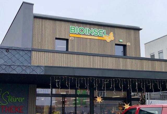 Von außen weithin sichtbar ist die neue Holz-Fassade der Bioinsel in der Hans-Sutter-Gasse.