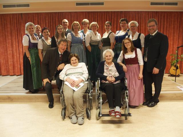 Die SängerInnen und MusikerInnen von Vokal &amp; Harmonie begeisterten die Bewohnerinnen Friederike Steinböck und Erna Friedschröder.
 | Foto: PBZ Tulln
