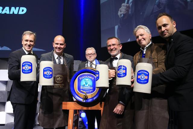 Ein Prosit auf den "Bomba": Christian Jauk, Mario Haas, Sigurd Aulibauer, Andreas Stieber, Gerald Zanker, Thomas Tebbich (v.l.)