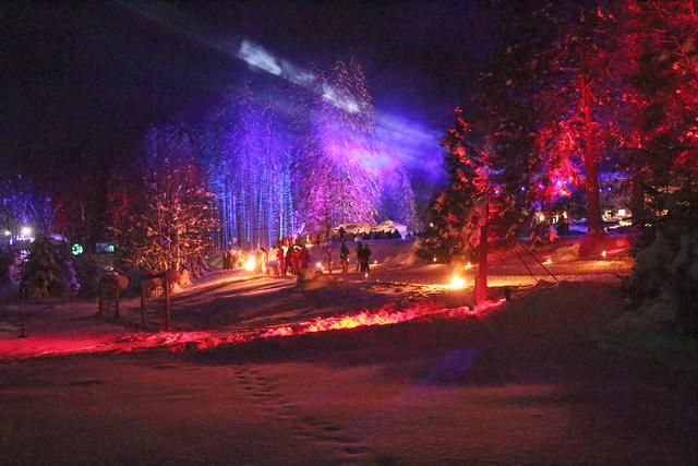Klaus Äuele: Was wir tagsüber als lichtdurchflutetes Wintereldorado erleben, zeigt sich an diesem Abend von einer ganz anderen, einer phantastischen Seite.