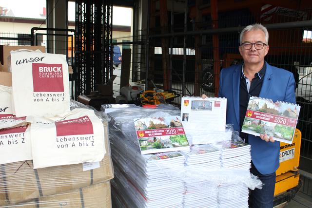 Bürgermeister Gerhard Weil präsentiert die neuen Kalender 2020.