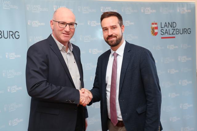 Vertragsunterzeichnung Interreg Projekt Brückenbau:
Im Bild Bürgermeister Bernhard Kern und LR Stefan Schnöll.
 | Foto: Land Salzburg/Franz Neumayr