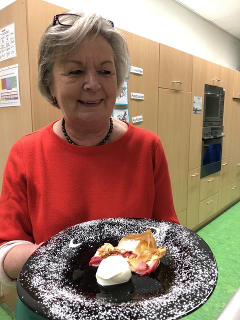 Barbara Schmitz mit der Nachspeise in der Schulküche.