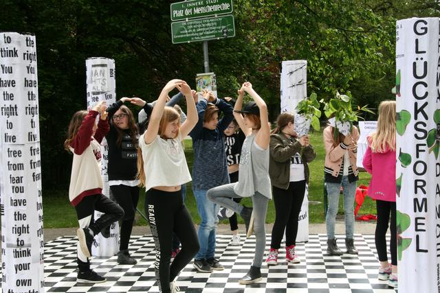 Das Sprachenkompetenzzentrum zeichnete die dramaturgisch in Szene gesetzten Botschaften der MS Laßnitzhöhe aus.  | Foto: KK
