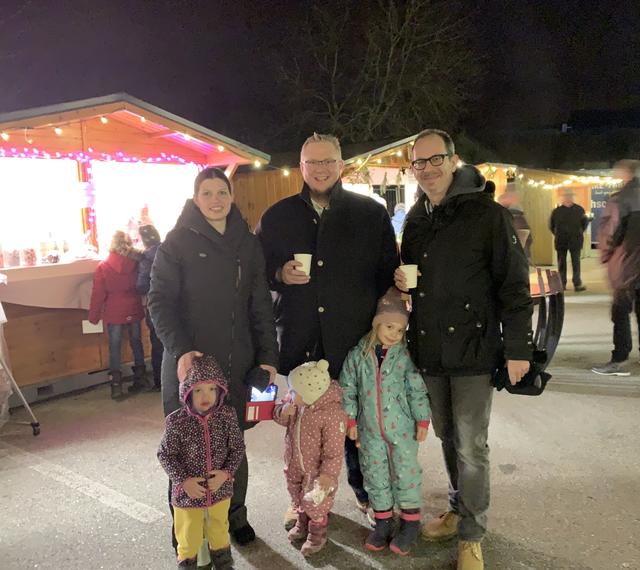 Bürgermeister Michael Göschelbauer, Organisator Vizebürgermeister Daniel Kosak und Vizebürgermeisterin Anita Fisselberger freuen sich über den Erfolg des Adventzaubers.