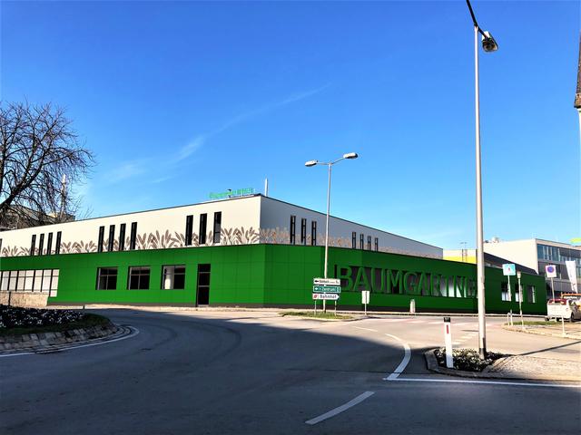 Die neue Logistikhalle mit 5000 Quadratmetern Gesamtnutzfläche wird direkt neben dem Bürogebäude der Brauerei errichtet. Hier die Ansicht vom Krankenhaus-Kreisverkehr aus.