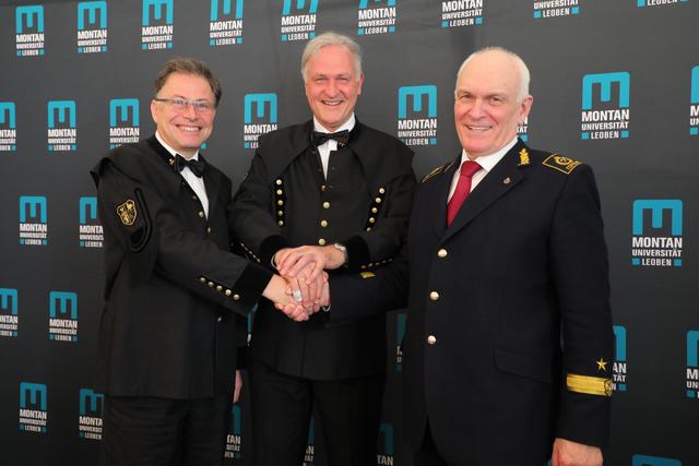 Präsentation des Unesco Kompetenz- und Ausbildungszentrums für nachhaltige Rohstoffgewinnung an der Montanuniversität Leoben: Rektor Wilfried Eichlseder, Rektor Vladimir Stefanovich Litvinenko (Bergbauuniversität St. Petersburg) und Vizerektor Peter Moser (v.l.).