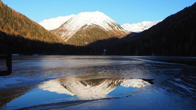 Start am frühen Vormittag beim Etrachsee, der noch im Schatten liegt.