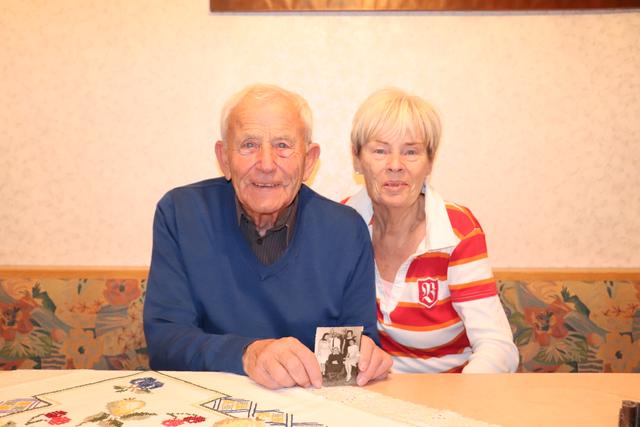 Johann und Susanne Plöckinger haben eine bewegte Familiengeschichte. Sie wuchs in der DDR auf, er kam als junger Mann als Bergarbeiter in das Ruhrgebiet. In der Gaststätte von Susannes Familie lernten sie sich als junge Leute kennen. Nun leben sie seit vielen Jahrzehnten in Kopfing.