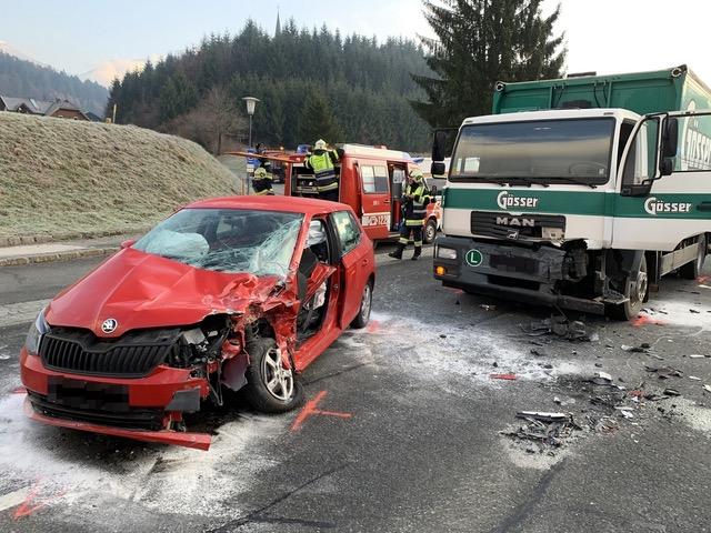 Die beiden Personen im PKW wurden bei der Kollision verletzt. | Foto: FF Hermagor/LM Rene Pettauer