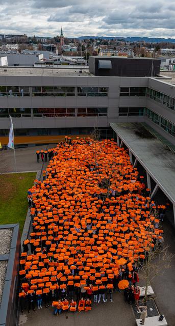 Das Foto in Orange des Soroptimist Club Ried gemeinsam mit den Schülern und Lehrern des Bundesschulzentrums.