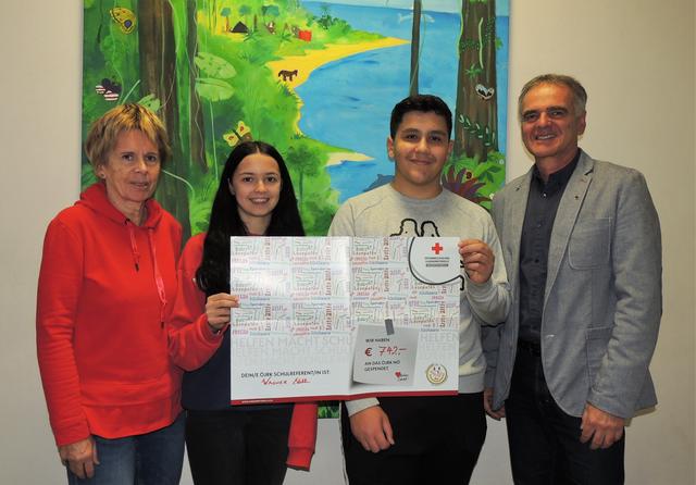chulsprecherin Lena Haiden und Schulsprecher Mert Özakar nahmen stolz die Dankesurkunde des ÖJRK NÖ in Empfang.
