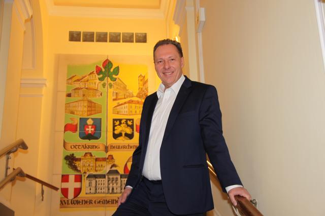 Bezirksvorsteher Franz Prokop vor dem Bezirkswappen im Amtshaus Ottakring. Sein Rückblick auf das Jahr 2019 ist positiv.