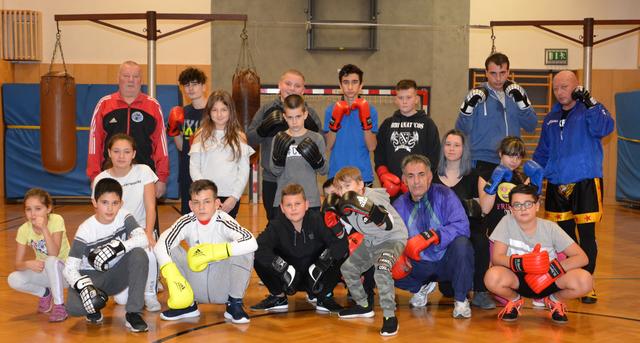 24 aktive Mitglieder, unter ihnen vier Mädchen, trainieren im Boxclub Braunau.  Auf Teamwork wird viel Wert gelegt.  | Foto: Grumbach 