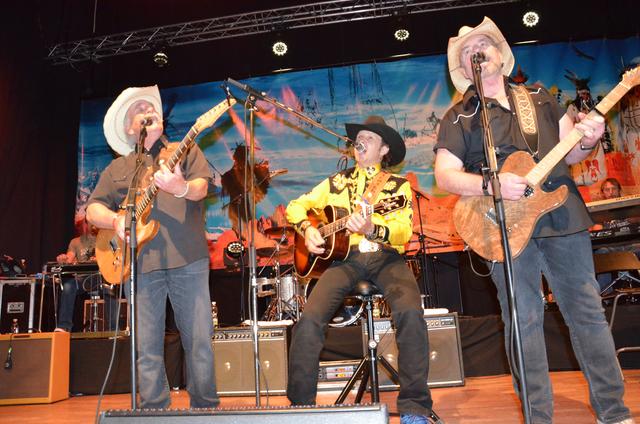 2017 stand Michael Stone (Mitte) schon einmal mit den Bellamy Brothers aus den USA auf der Bühne. | Foto: Steinleitner
