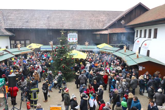 Im romantischen Innenhof des Schlosses Stauff verwöhnten die örtlichen Vereine die zahlreichen Besucher mit kulinarischen Köstlichkeiten.  | Foto: Alfred Jungwirth
