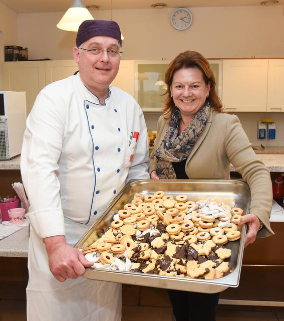 v. l.: Christian Wolfsteiner, Küchenchef des Seniorenzentrums Spallerhof und Sozialreferentin Vizebürgermeisterin Karin Hörzing mit frisch gebackenen Keksen. Sie entstanden in Zusammenarbeit mit den Bewohnern des Seniorenzentrums Spallerhof.