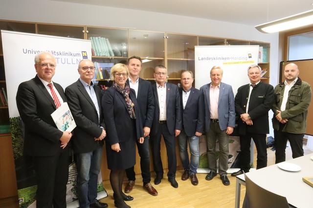 Bgm. Dr. Reinhard Resch, Dr. Josef Sattler, Hon. Prof. (FH) Christa Stelzmüller, MAS, StR. Wolfgang Mayrhofer, StR. Dietmar Fenz, Bgm. Herbert Wandl, Bgm. Wolfgang Labenbacher, med. GF der NÖ Landeskliniken-Holding Dr. Markus Klamminger, Prim. Dr. Alfons Schaurhofer
