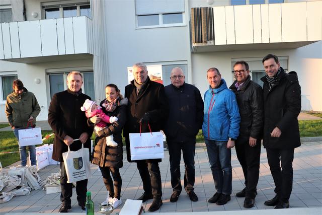 Daniela Pichler zieht von Graz nach Kalsdorf und freut sich bei der Schlüsselübergabe auf mehr Platz für Töchterchen Valentina. | Foto: Edith Ertl