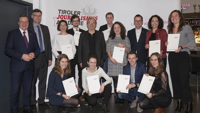 Die Absolventinnen und Absolventen mit Landeshauptmann Günther Platter (l.), Lehrgangsleiter Ronald Zecha (2.v.l.), Präsident Hermann Petz (Moser Holding, Mitte) und Vizepräsident Robert Unterweger (ORF, 3.v.r.).  | Foto: TJA/Die Fotografen