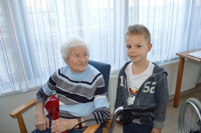 Augusta Nowotny bekommt ihr Nikolo Sackerl von Simon
 | Foto: PBZ Klosterneuburg
