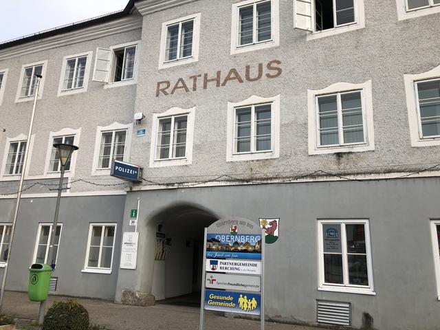 Im Obernberger Rathaus hält man sich mit Stellungnahmen zur Reha-Ruine zurück. | Foto: BezirksRundschau