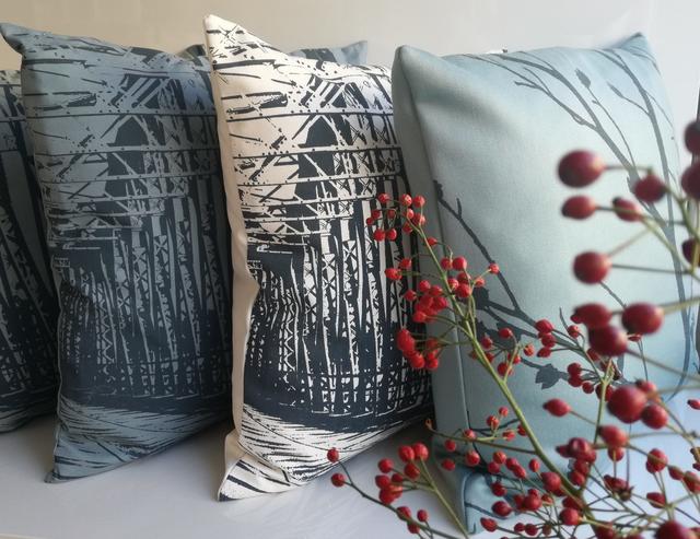 Nostaligesche Prints der Eisenbahnbrücke zieren die Kissen und Taschen von Ina Wiesner. | Foto: Ina Wiesner