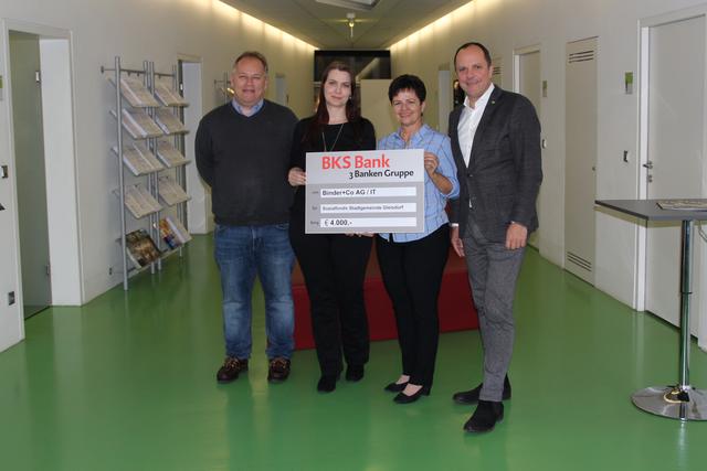 Für den Sozialfonds der Stadtgemeinde Gleisdorf: Sozialstadträtin Philippine Hierzer (3.v.l.) nahm den Scheck von Binder+Co dankend entgegen. | Foto: Binder+Co