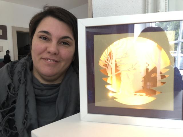 Margot Galler fertigt durch das Plotten nicht nur Klebefolien, die auf das T-Shirt kommen, sondern auch Papier. Hier im beleuchteten Bilderrahmen.