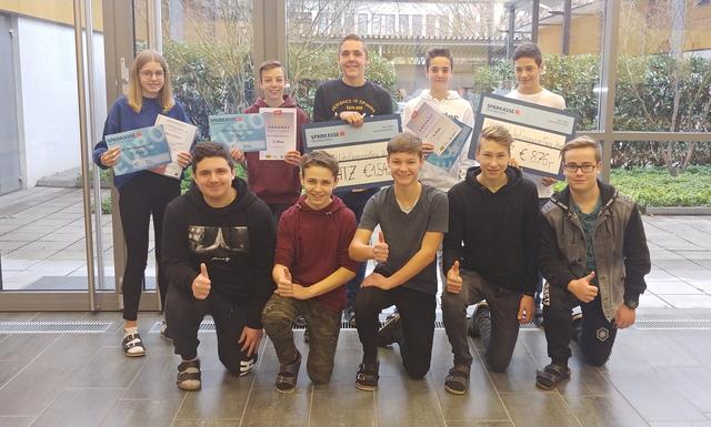 Die Baugruppe der PTS Perg hat am Casting teilgenommen: 1.Reihe: Markus Hintersteininger; Lukas Brandl, David Tagwerker, Peter Gruber; Elias Fleischanderl; 2.Reihe: Lena Kernstock – 7. Platz; Mathias Etzelsdorfer – 5. Platz; Lukas Gottsbachner – 1.Platz; Leonhard Woldrich – 4.Platz; Jonas Kern -3.Platz | Foto: Ernecker/PTS Perg