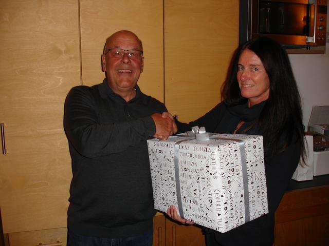 Direktorin Karin Thaler gratuliert Josef Schuler. | Foto: TFBS Imst (Reinhard Wieser)