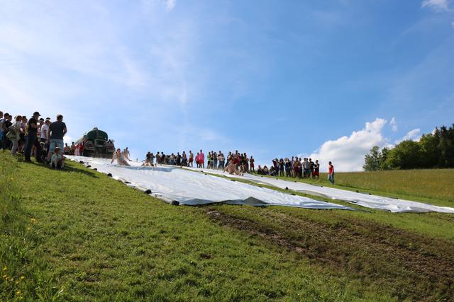 Beim G‘steckn Rutschen der Landjugend St. Agatha ist vor allem Körperspannung und Teamwork gefragt.  | Foto: LJ St. Agatha