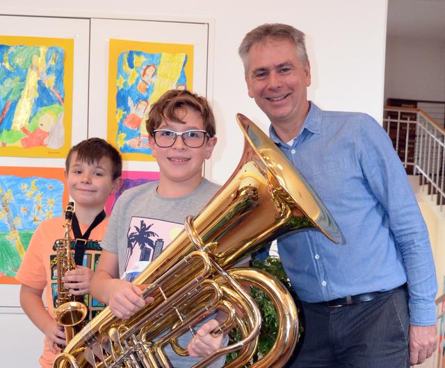 Musikschuldirektor Walter Lackner mit Schülern der Bläserklasse Bleiburg.  | Foto: Musikschule tonArt 
