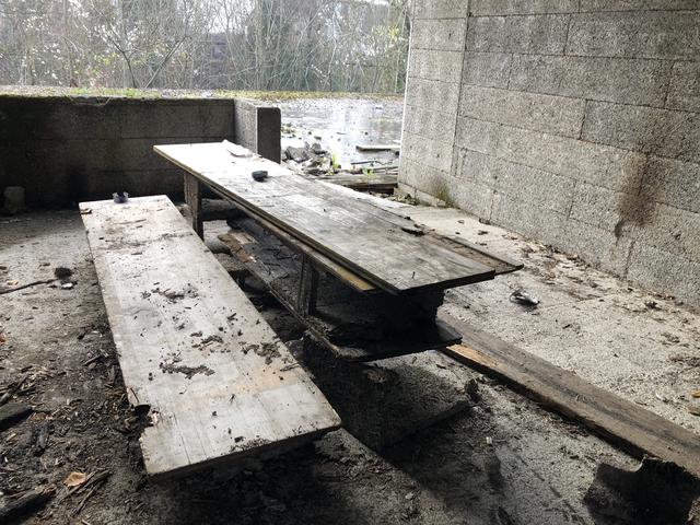 Provisorische Toiletten, Tische und Bänke zieren die unfertigen Räumlichkeiten.  | Foto: BezirksRundschau