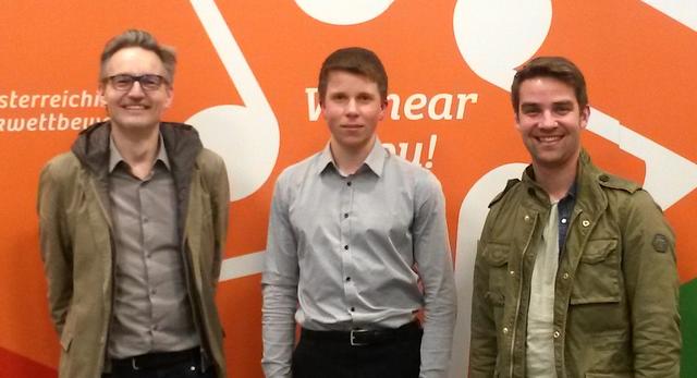 Sebastian Sengleitner (Mitte) mit Musikschuldirektor Gerhard Hofer (l.) und Lehrer Christian Radner.