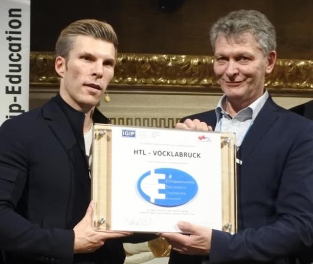 Runtastic-Mitgründer Florian Gschwandtner überreichte das Zertifikat an den provisorischen Schulleiter Martin Franke. | Foto: HTL