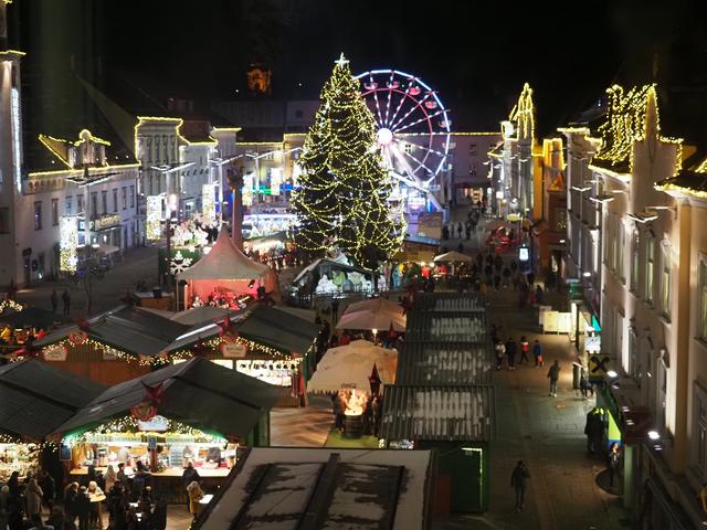 Der Hauptplatz leuchtet und strahlt.